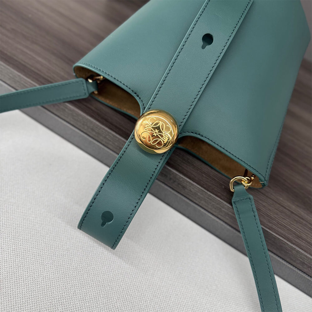 LOEWE Mini Pebble bucket in smooth calfskin(high-end grade)