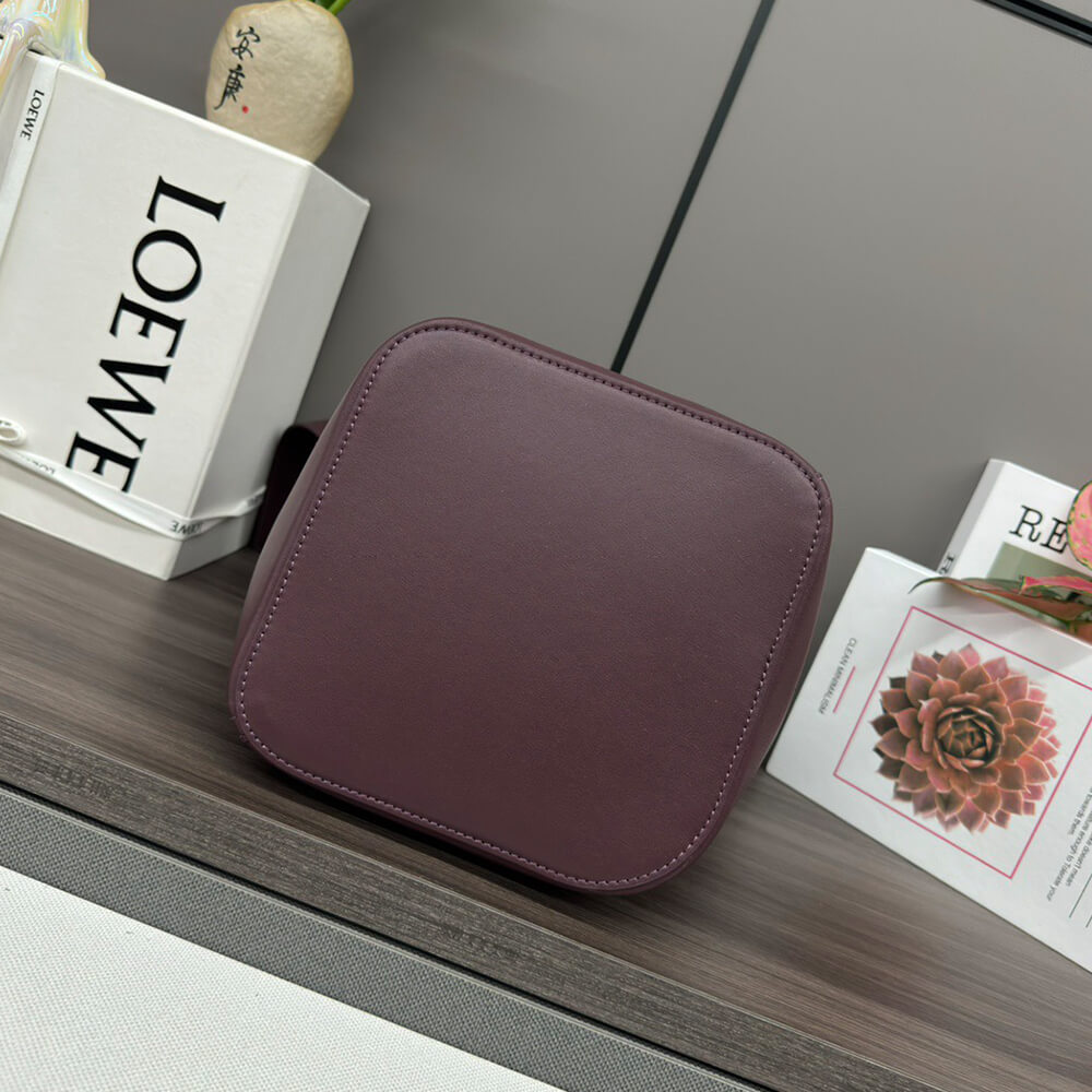 LOEWE Medium Pebble bucket in smooth calfskin(high-end grade)